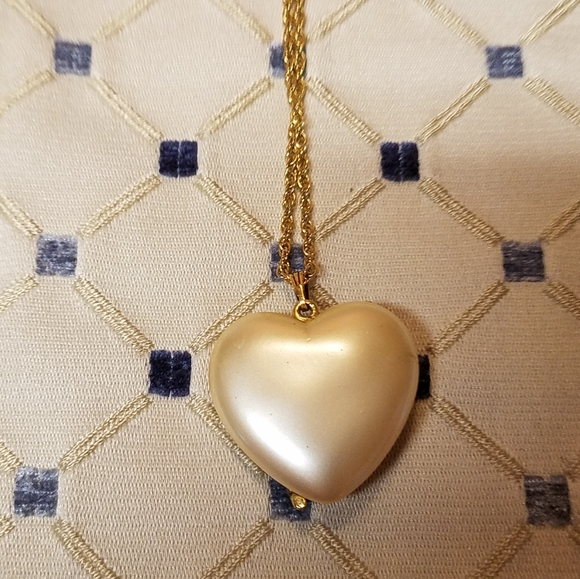 Vintage Heart Pendant on Goldtone Rope Chain - Picture 3 of 3